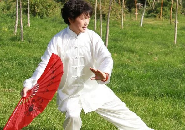 老人把共享单车当运动器材锻炼