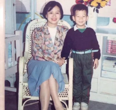 黄晓明晒母亲年轻时照片 其承认自己身价过亿曝光豪宅