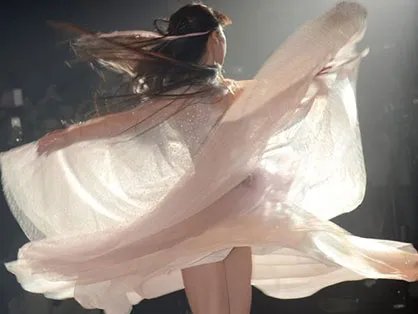 “时间天使”小彩旗比基尼照 被曝有28岁男友