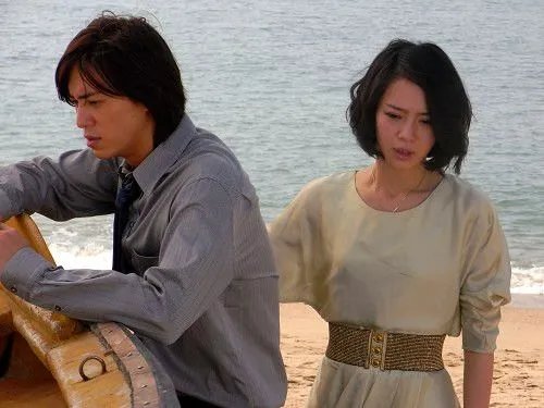 夏家三千金戚薇吻戏大曝光 吻戏太多太投入嘴角吻出血