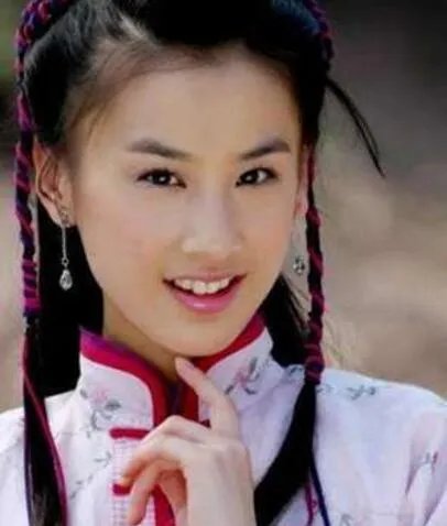 黄圣依走过光照现场 露出粉红乳晕巨乳十分诱惑