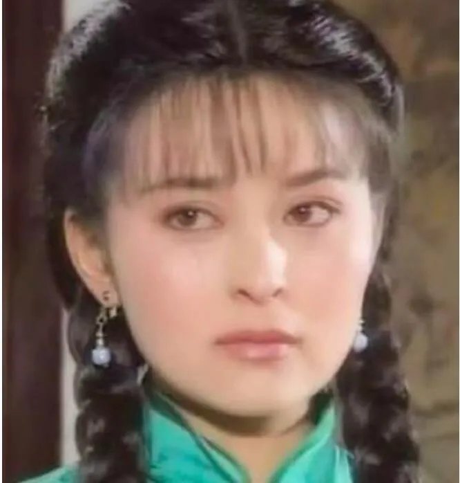 何音年轻时真漂亮照片 她最新的照片来了