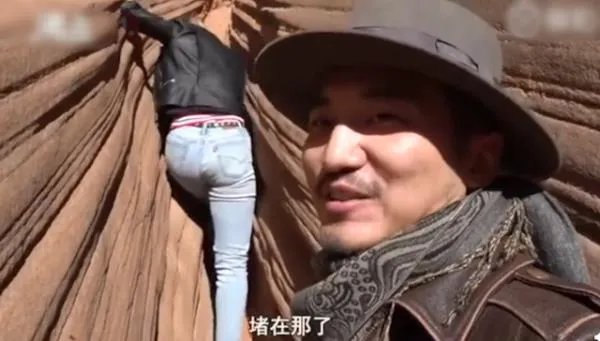 带外国人踩踏丹霞地貌网红道歉：不是炫耀是想安利一下