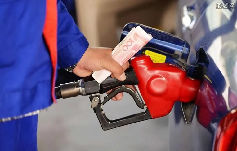油价迎年内首次四连跌 车主们的年底福利来了！