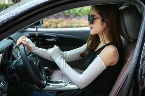 女司机开着引擎盖盲开半小时，她为何这么做？