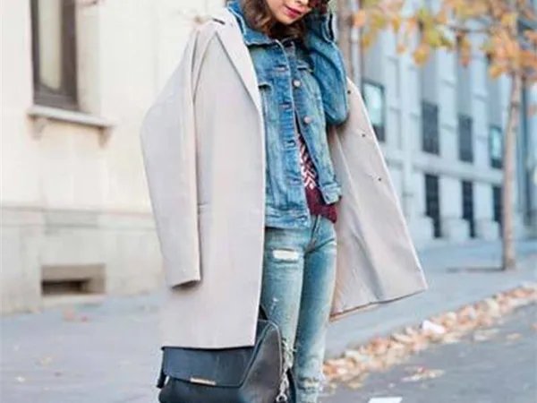 米色大衣里面应该配什么内搭