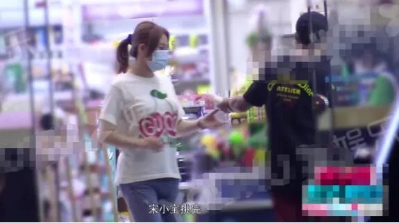 宋小宝深夜陪老婆购物恩爱十足 宋小宝老婆正面照和资料介绍