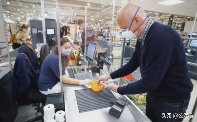 美国情报机构认为新冠病毒不是人造，是在与白宫做对吗？