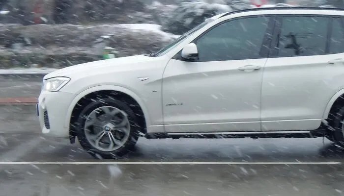 车窗结冰司机用铁头功一头撞破 冬季车窗结冰怎么办