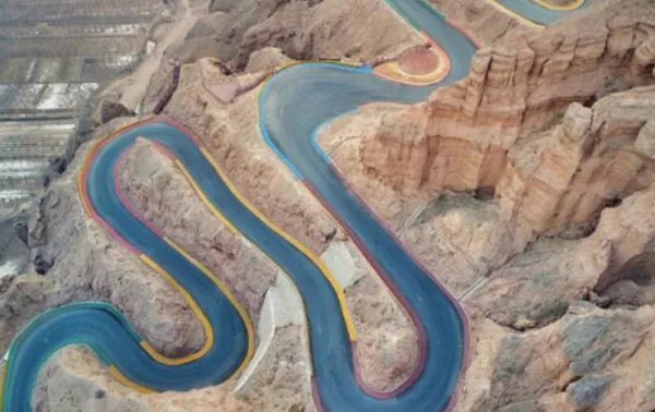 2.3公里山路拐22道弯，这条路因何闻名？