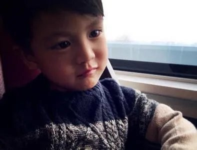 田亮儿子近照曝光 模样帅气大眼似混血