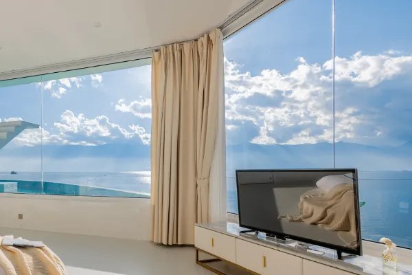 老人台风天关窗坠亡，这其中有哪些细节有待斟酌？