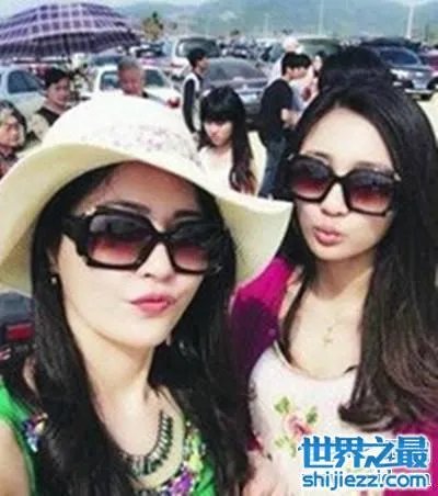 中国好声音陈冰妈妈抢镜,年轻得太逆天(疑似姐妹花)