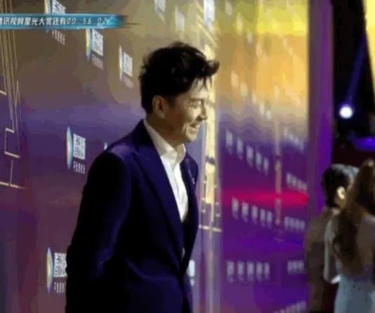 雷佳音走红毯 瑟瑟发抖：这表情很冷啊（图）