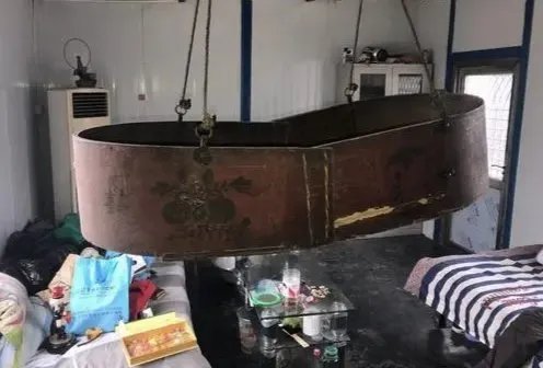 安徽一爸爸拿出39年前的摇床给宝宝睡,你如何看待这件事?