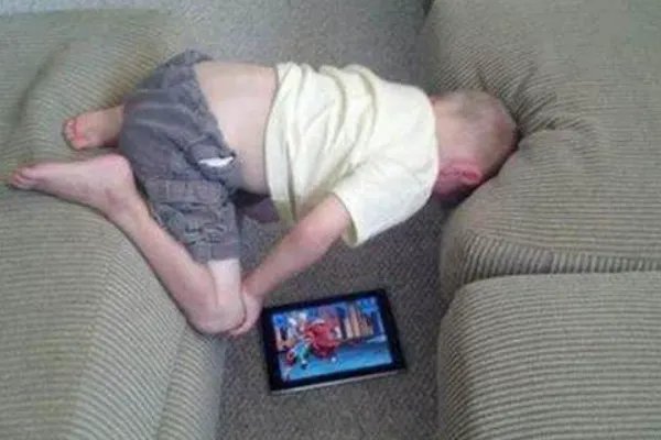 广西13岁男孩屋顶纵火，为何现在的熊孩子这么多呢？