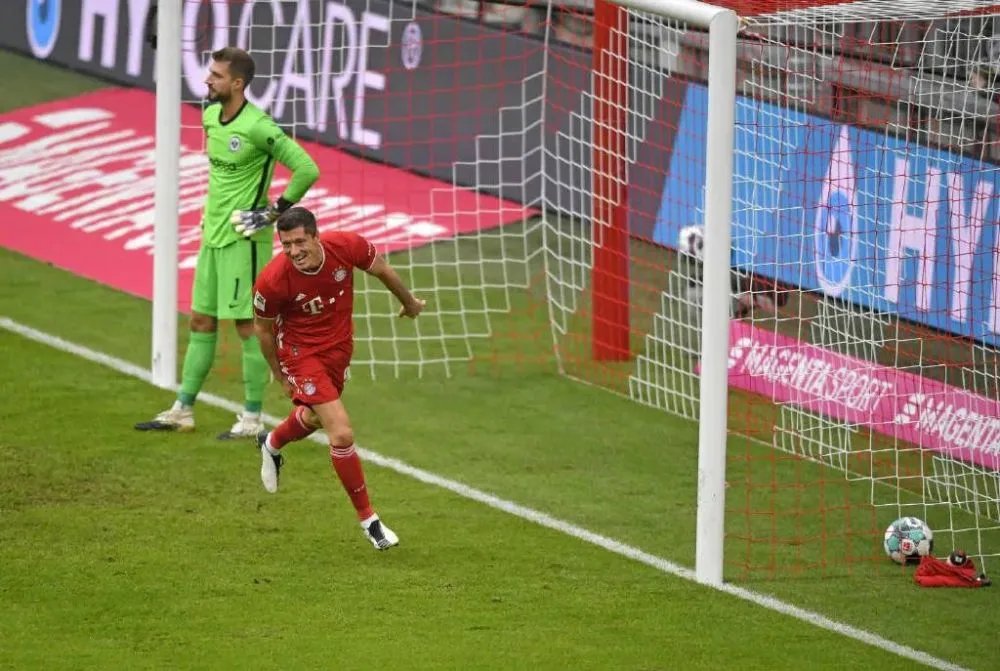 莱万上演完美帽子戏法踢疯了,他的战绩究竟怎么样?