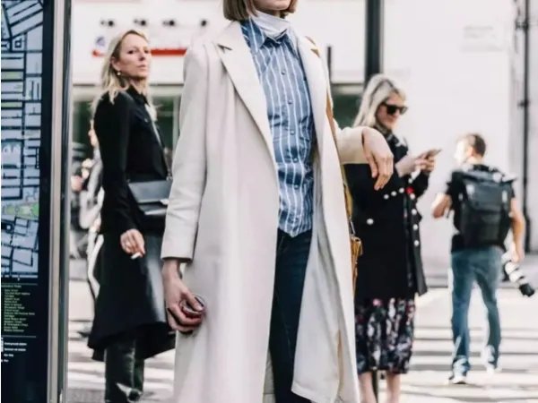 米色大衣里面应该配什么内搭