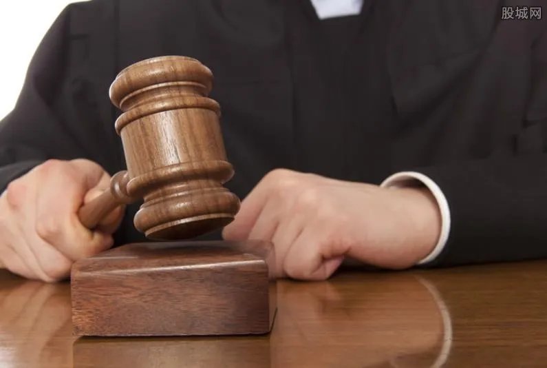 女子被同事拥抱致2根肋骨骨折 最后法院这样判了