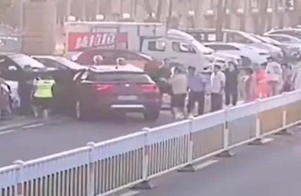 情侣酒驾翻车被救出后牵手离开，此种行为说明了什么？