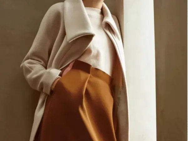 米色大衣里面应该配什么内搭