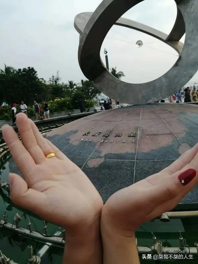 老公有一个从小玩到大的朋友，他这个人真的有点差劲，我该怎么办？