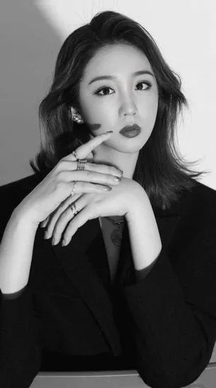 中央4台中国新闻女主持人叫什么？