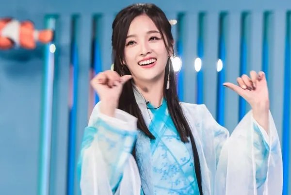 你如何看待吴宣仪捧南瓜走红毯这件事？