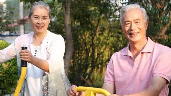 老人把共享单车当运动器材锻炼