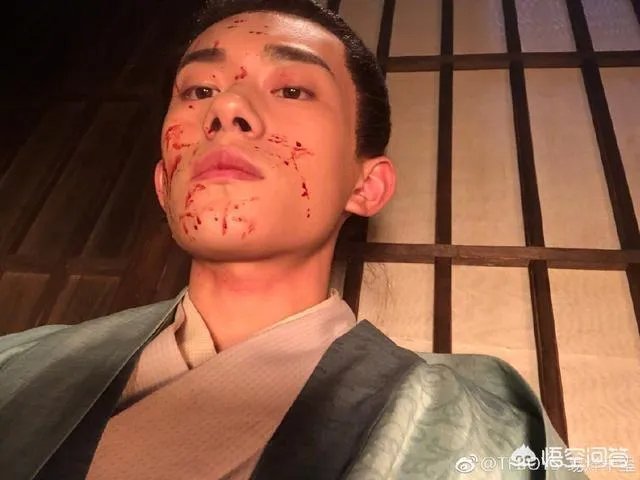 易烊千玺罕见发自拍，拍照姿势太独特，是和白敬亭学的吗？