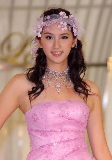 何傲儿的爷孙恋到底怎么回事?