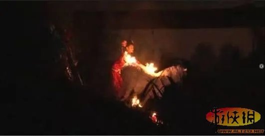 神马格格红遍网络 鬼节烧纸马引发网友猜测