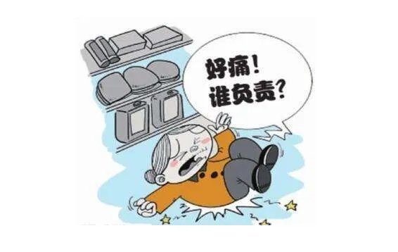 老人商场外台阶意外摔伤，家属竟向商场索赔，是否合理？商场有责任承担吗？