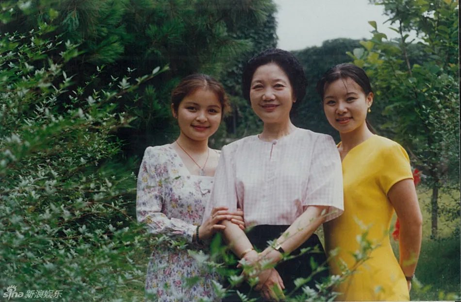 龚琳娜年轻时候的照片 龚琳娜是歌唱家艺术家吗