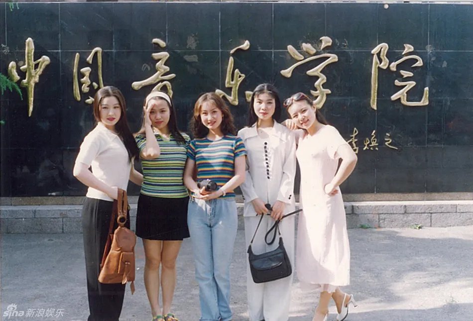 龚琳娜年轻时候的照片 龚琳娜是歌唱家艺术家吗