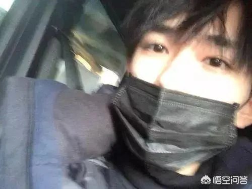 易烊千玺罕见发自拍，拍照姿势太独特，是和白敬亭学的吗？