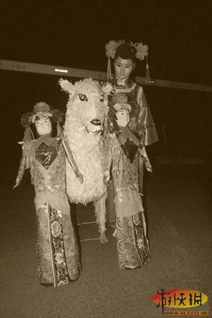 神马格格红遍网络 鬼节烧纸马引发网友猜测