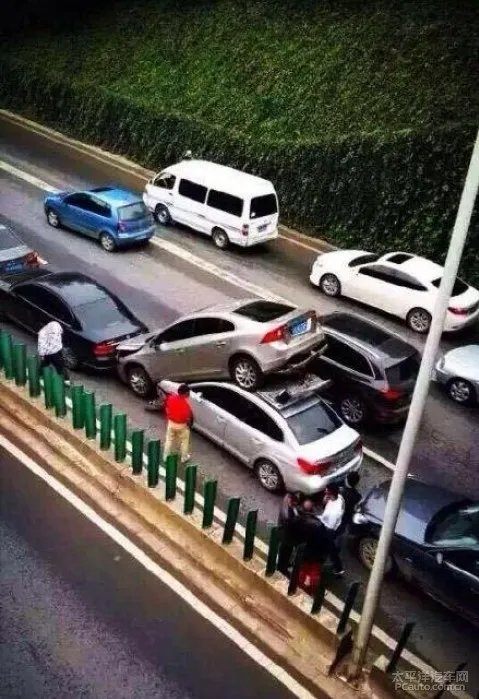 昆明发生离奇车祸 两车追尾前车被铲起