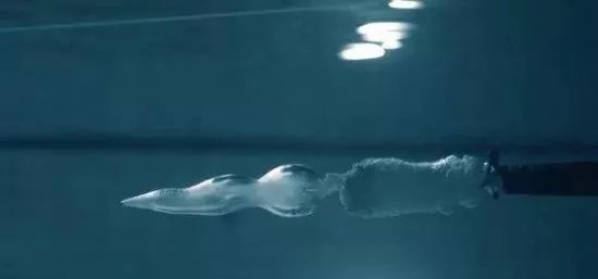 机枪扫射,士兵都跳在水里,真的可以阻挡子弹吗?