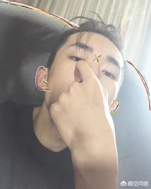 易烊千玺罕见发自拍，拍照姿势太独特，是和白敬亭学的吗？