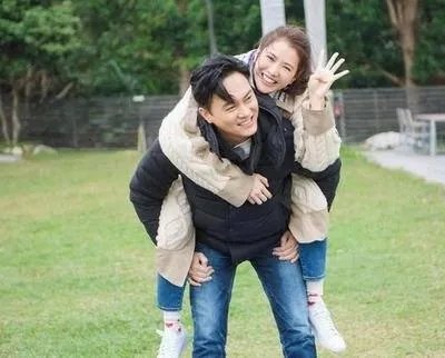 袁咏仪晒全家福，照片中她儿子长什么样，有继承父母的高颜值吗？