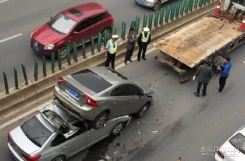 昆明发生离奇车祸 两车追尾前车被铲起