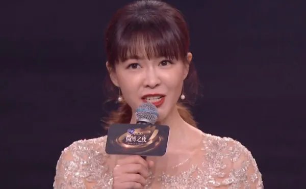 微博之夜李艾主持频频口误，身旁的尼格买提是怎样顺利化解的？