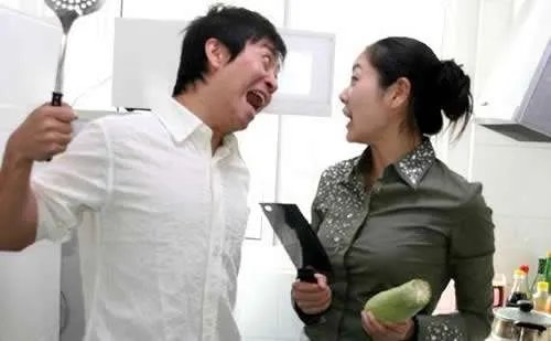 网曝夫妻俩吵架将钞票丢进河里，你跟别人吵架时都做过什么离谱的事？