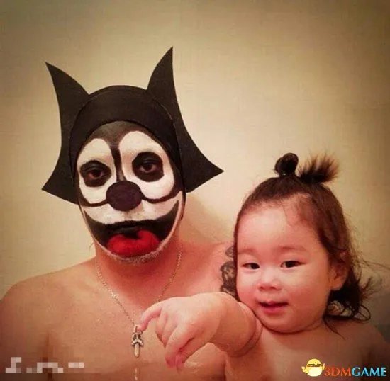 日本逗比父女泡澡照片走红网络 蠢萌犯二又有爱