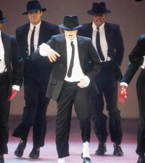 迈克尔杰克逊是如何变白的？