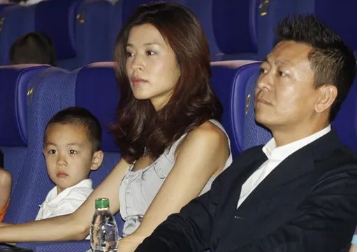 王海珍老公照片曝光 其老公一表人才谈吐不俗