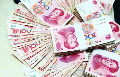 网曝夫妻俩吵架将钞票丢进河里，你跟别人吵架时都做过什么离谱的事？