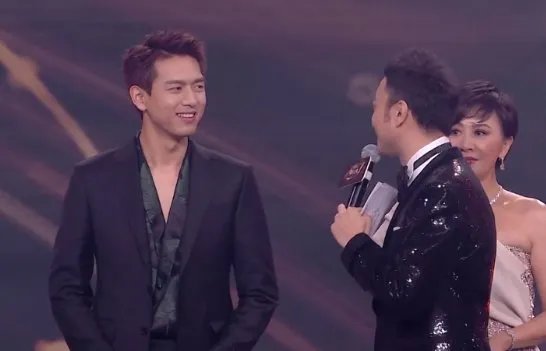 微博之夜李艾主持频频口误，身旁的尼格买提是怎样顺利化解的？