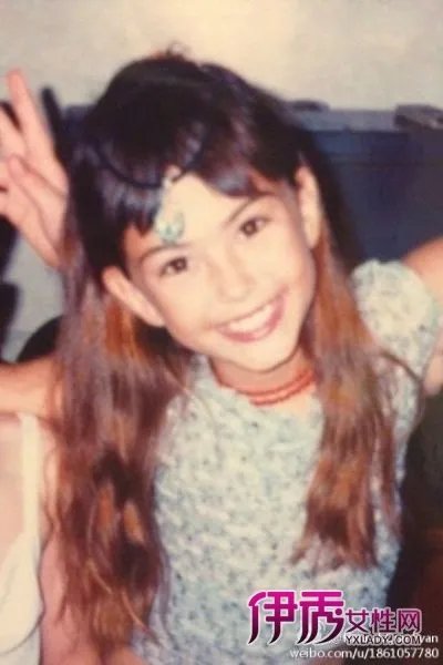 周杰伦女友昆凌晒儿时照